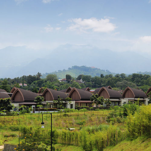 Boost-up your life With Mountain View of the mountain plastered behind your house.